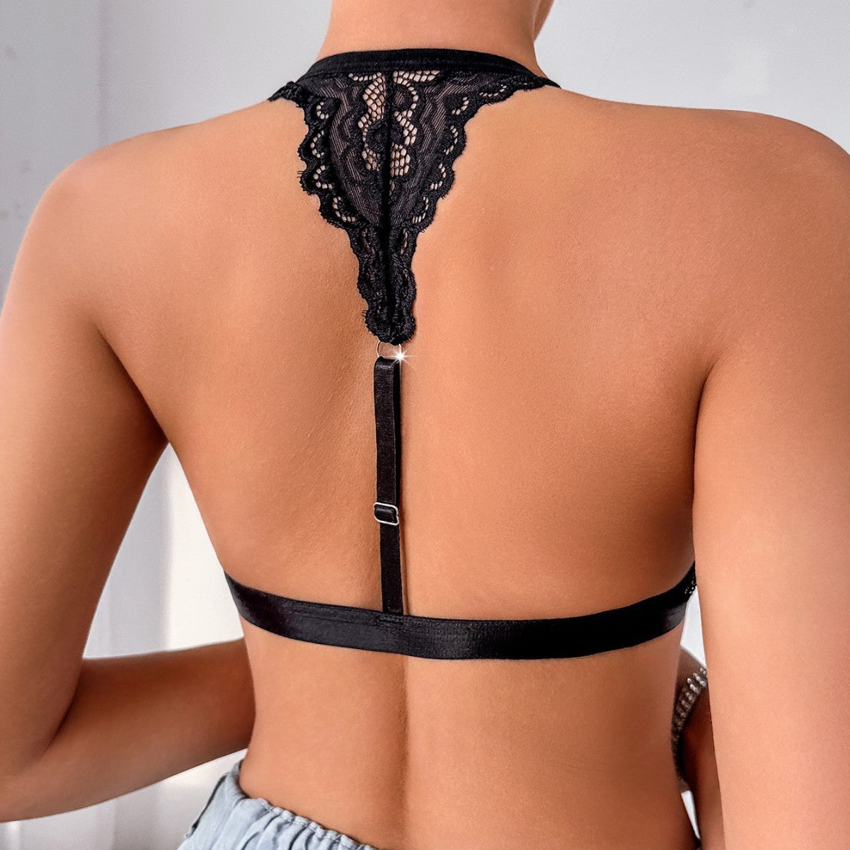 Sutien din dantelă fără armătură - Model cu închidere frontală reglabilă
